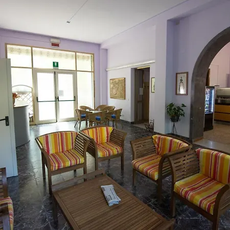 Casa Per Ferie Nostra Signora Tonfano מלון מרינה די פיאטרסנטה