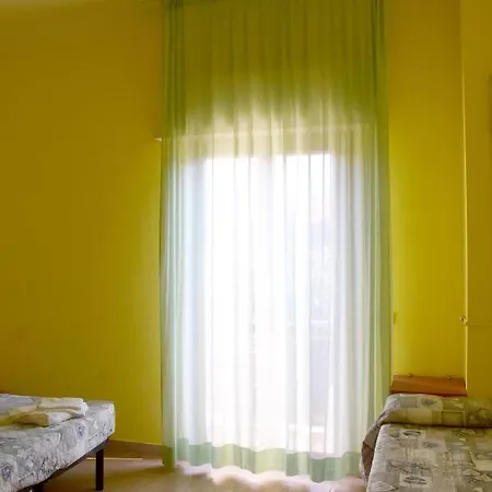 Casa Per Ferie Nostra Signora Tonfano * מרינה די פיאטרסנטה